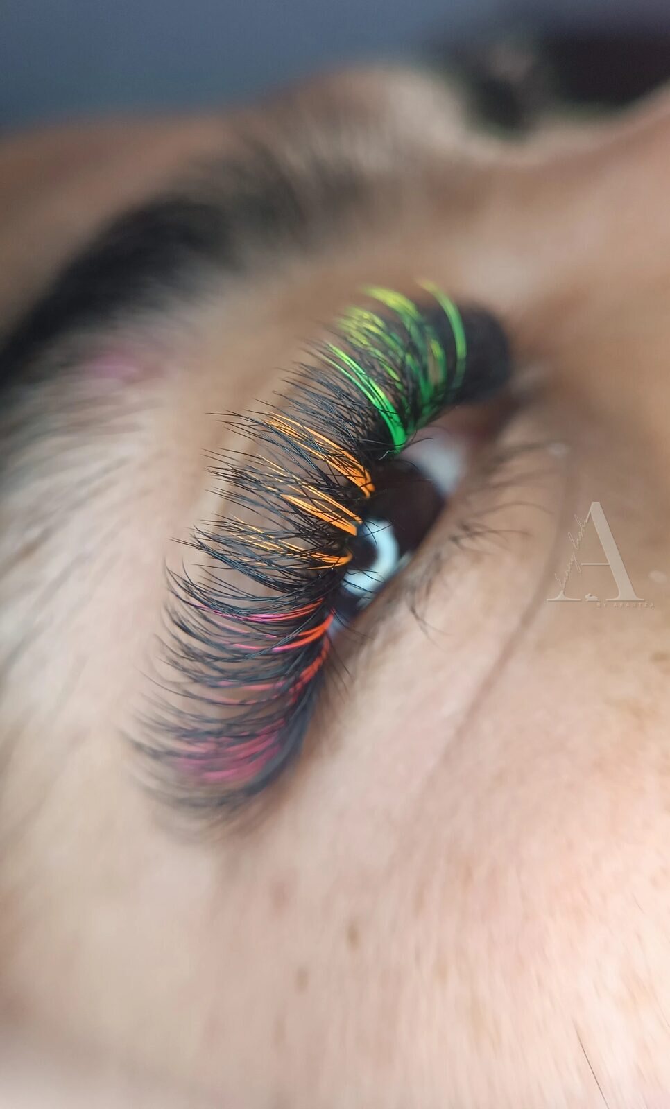Set con pop de color hecho en Bunny Lash, mechones verdes y naranjas